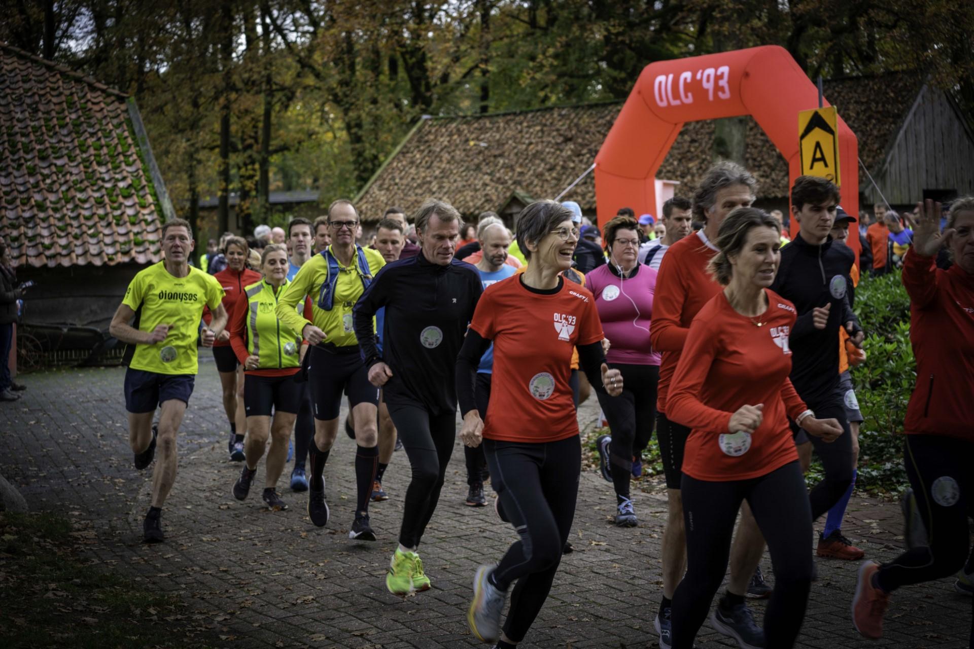 Lachende gezichten en opgestoken duimen bij ouderwetse Springendalloop