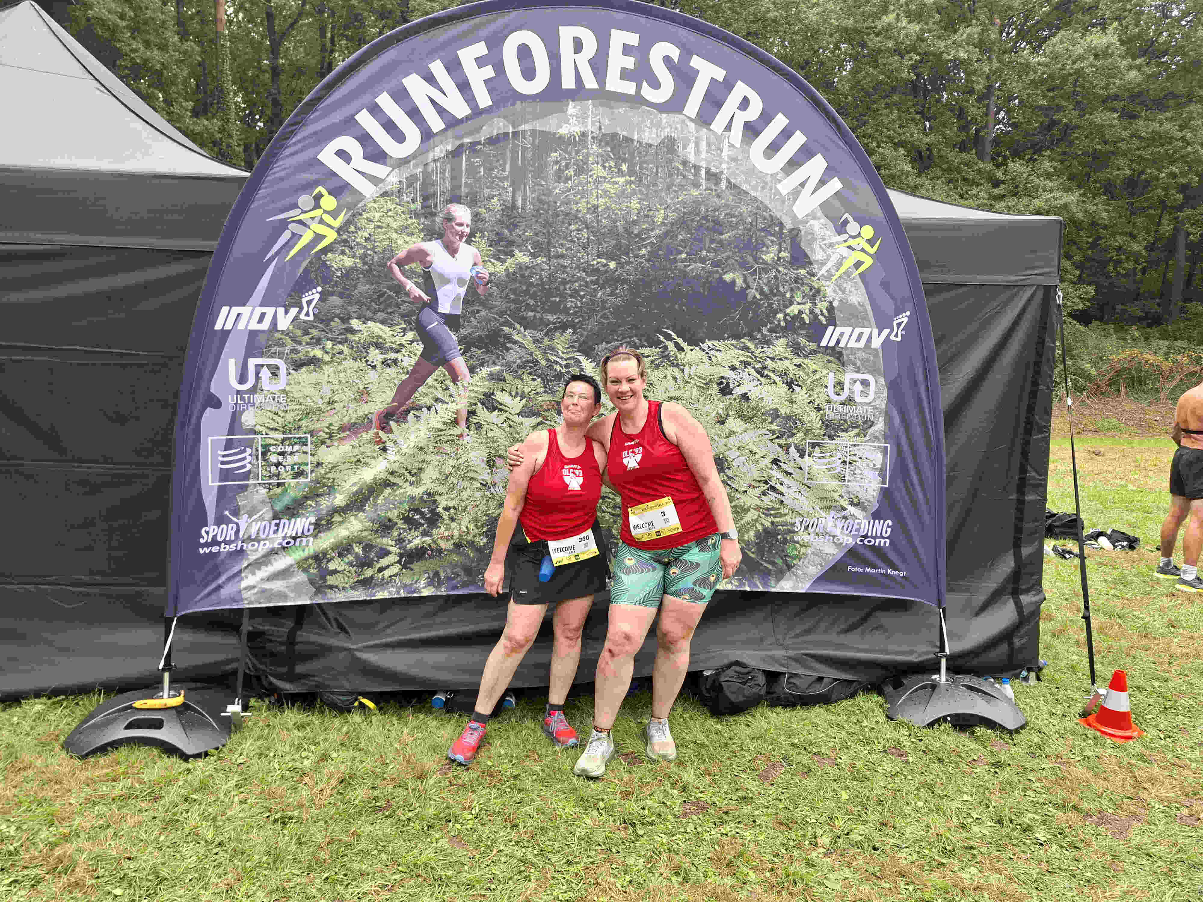 Patricia en Marieke lopen trail in Drenthe.
